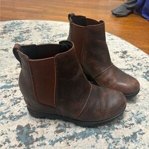 Sorel wedge boots burgundy/brown color